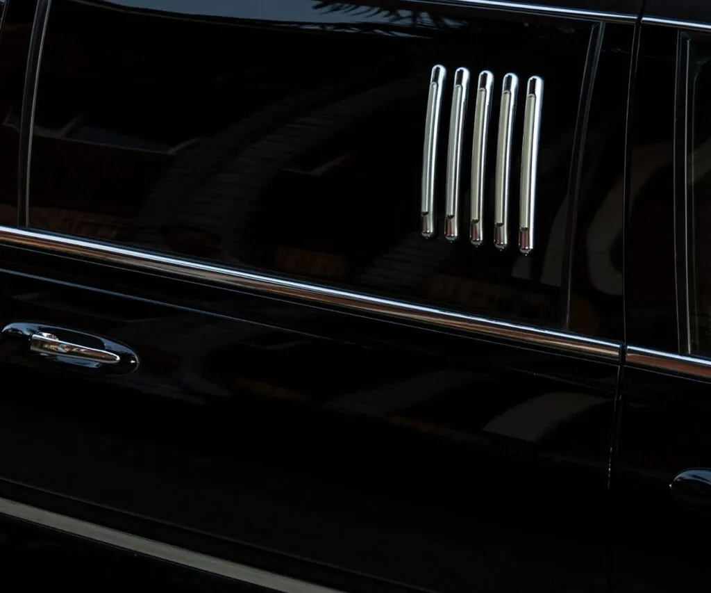 Detail van een zwarte volgwagen van Van Parijs – Coddens