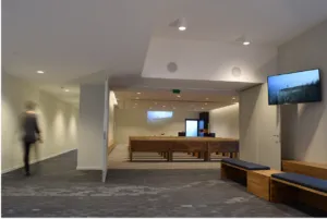 Aula van Van Parijs – Coddens in Aalter met houten zitbanken
