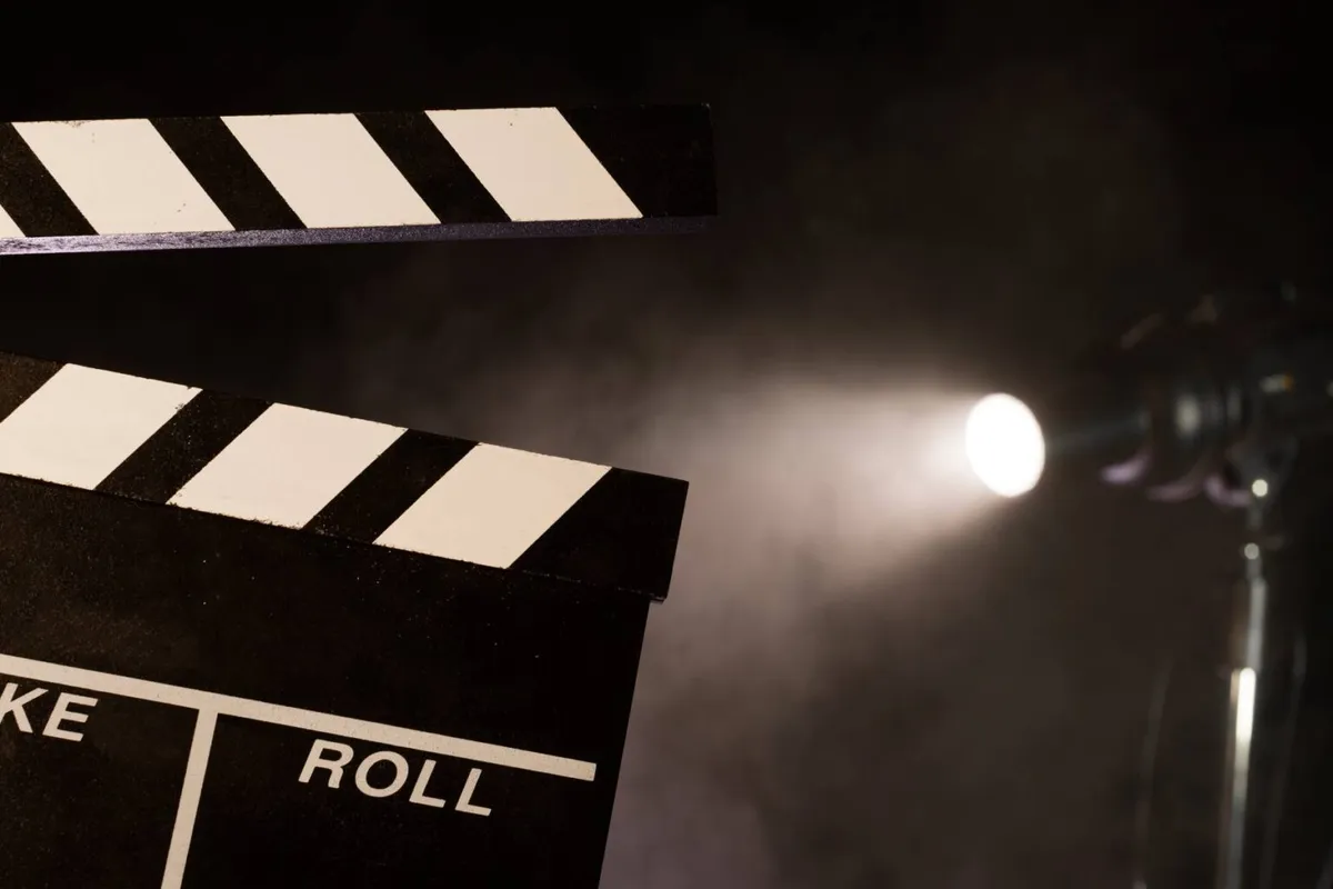 Filmklapper met spot in een donkere ruimte