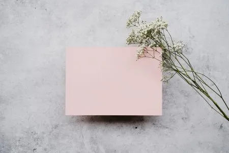 Roze rouwkaart met fijne witte bloemen
