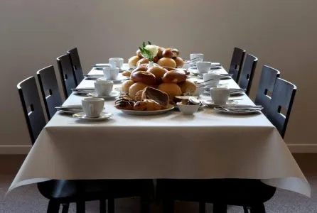 Gedekte tafel voor een koffietafel na de uitvaart